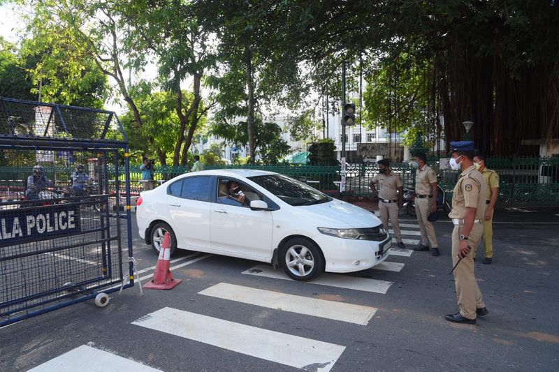 അതേ സമയം അവശ്യ സര്വ്വീസുകൾക്ക് കടുത്ത നിയന്ത്രണം തലസ്ഥാന നഗരത്തിൽ ഏര്പ്പെടുത്തിയിട്ടില്ല. അത്യാവശ്യ കാര്യങ്ങൾക്ക് ജനങ്ങൾക്ക് പുറത്തിറങ്ങാൻ പറ്റുന്ന തരത്തിലാണ് നിയന്ത്രണമെന്നാണ് പൊതു വിലയിരുത്തൽ.
