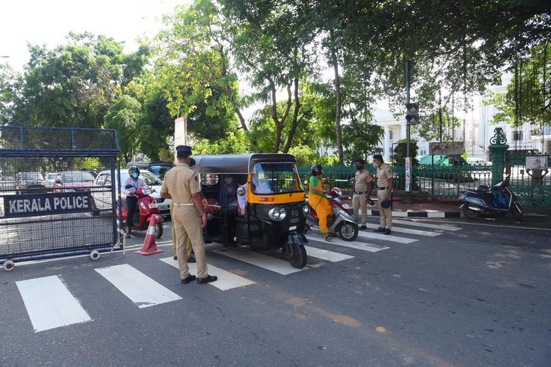 ജനങ്ങൾ അടുത്തുള്ള കടകളിൽ നിന്ന് മാത്രം സാധനങ്ങൾ വാങ്ങാൻ ശ്രമിക്കണമെന്നും അടിയന്തര കാര്യങ്ങൾക്ക് വേണ്ടി ജില്ലാ ഭരണകൂടം കൂടെയുണ്ടെന്നും ജില്ലാ കളക്ടർ പറഞ്ഞു.