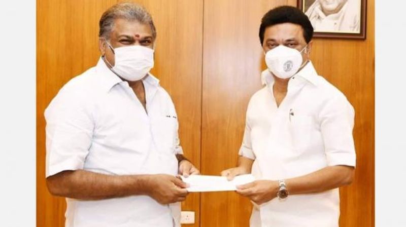 அரசியல் கட்சி தலைவர்களில் மதிமுக பொதுச்செயலாளர் வைகோ ரூ.10 லட்சமும், தமிழ் மாநில காங்கிரஸ் கட்சி தலைவர் ஜி.கே.வாசன் ரூ.10 லட்சமும், திமுக அறக்கட்டளை சார்பில் ரூ.1 கோடியும், சேப்பாக்கம் - திருவல்லிக்கேணி எம்.எல்.ஏ. உதயநிதி ஸ்டாலின் ரூ. 25 லட்சமும் வழங்கியுள்ளனர். தேமுதிக சார்பில் ரூ.10 லட்சம் வழங்கப்படும் என அறிவிக்கப்பட்டுள்ளது. 