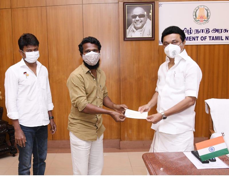 இயக்குநர்கள் வெற்றிமாறன், ஷங்கர் ஆகியோர் தலா ரூ.10 லட்சத்தை நிவாரண நிதியாக வழங்கியுள்ளனர். 