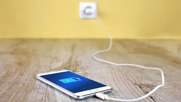 Smartphone tips to improve your battery backup, check how to stop battery drain here Smartphone tips to improve your battery backup, check how to stop battery drain here
