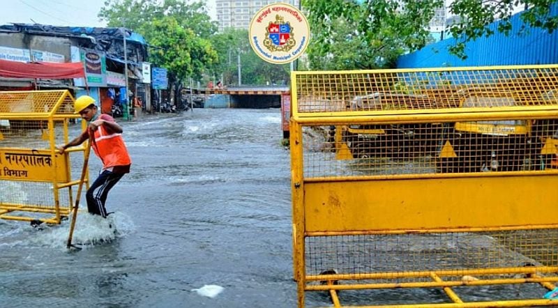 Mumbai Police announced that Malad Subway is closed for commute following water-logging. It also appealed to people to stay indoors unless it's an unavoidable emergency.
As a precautionary measure, operations at Mumbai Airport have been closed till 4 pm.