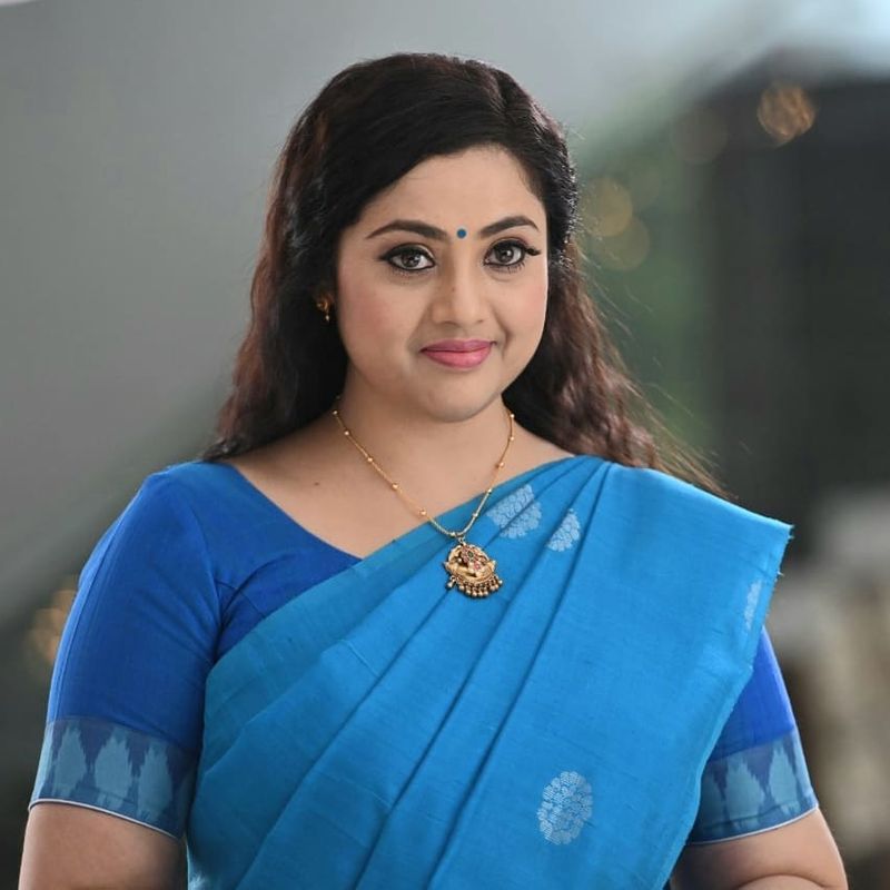இதுவரை இதுகுறித்து அதிகார பூர்வ தகவல் வெளியாகாத நிலையில் இந்த தகவல், உண்மை எனில்... அவ்வை ஷண்முகி படத்திற்கு பிறகும் மீனாவும் கமலும் இணைந்து நடிக்கும் படமாக இது இருக்கும் என்பது குறிப்பிடத்தக்கது.
