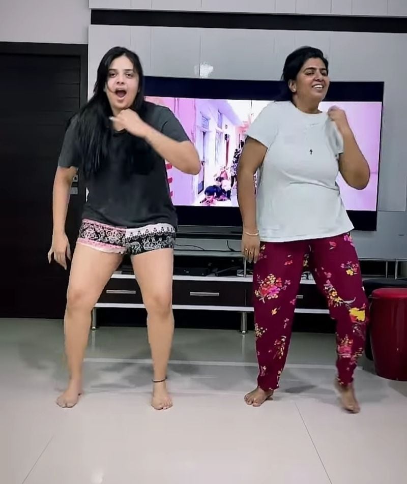 ఎంత ఇంట్లో ఉంటే మాత్రం షార్ట్ పై డాన్స్ వేసి సోషల్ మీడియాలో పెట్టడం చాలా ఇబ్బందికరంగా ఉంది.