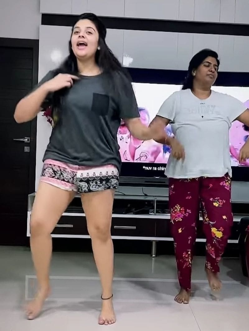 కొంతకాలంగా భారీ క్రేజ్ సంపాదించిన శ్రీముఖి హీరోయిన్ గా కూడా బిజీ అయ్యే ఛాన్స్ లు కనిపిస్తున్నాయి. ఆమె సోలో హీరోయిన్ గా నటించిన క్రేజీ అంకుల్స్ విడుదల కావాల్సివుంది.