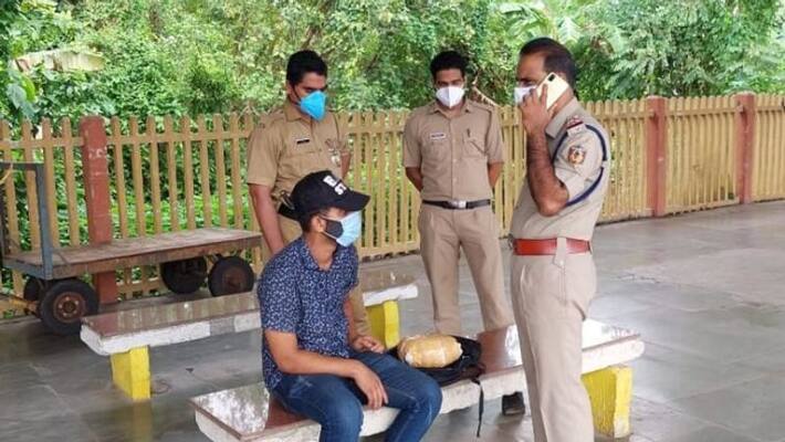 youth arrested with marijuana in kozhikode railway station youth arrested with marijuana in kozhikode railway station