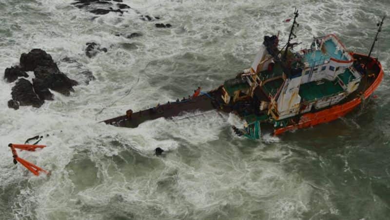 तौकते का कहर: मुंबई से 175 किमी दूर समुद्र में डूबा जहाज; नेवी ने 146 लोगों को बचाया, रेस्क्यू अभियान जारी | Tauktae Indian Navy rescues 146 people on board a barge