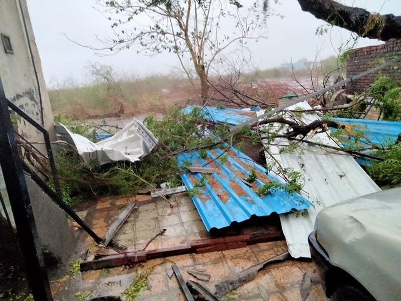 মুম্বইয়ের কাছে আরব সাগর থেকে বার্ড অ্যাড্রিফট থেকে ভারতীয় নৌবাহিনীর সদস্যরা ৬০ জনকে উদ্ধার কেরছে। তাউতের দাপটে এটি মুম্বইয়ের কাছে এসে ডুবে যাচ্ছিল। সেই সময় উদ্ধার করেছে।