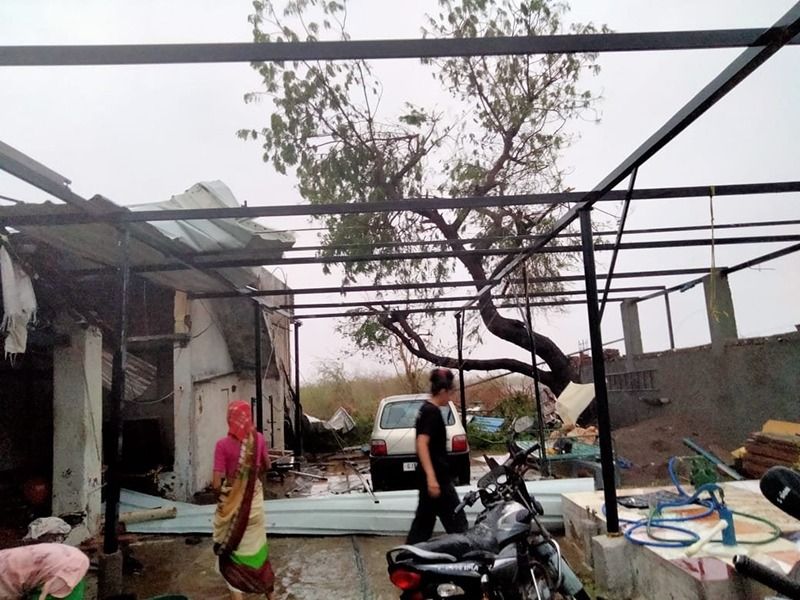 গুজরাতের উপকূলে রাতে ৮টা ৩০ মিনিট নাগাদ আছড়ে পড়েছিল তাউতে। সেই সময় সেখানে ঝড়ের গতিবেগ ছিল ঘণ্টায় ১৫৫-১৬০ কিলোমিটার। প্রবল ঝড়ে প্রায় লন্ডভন্ড হয়ে যায় গুজরাটের বিস্তীর্ণ এলাকা। গাছ, বিদ্যুতের খুঁটি উপড়ে যায়। পরিস্থিতি নিয়ন্ত্রণে রাখতে রাতের অন্ধকারেই কাজে নামে জাতীয় বিপর্যয় মোকাবিলা বাহিনীর জওয়ানরা। রাতেই গাছ কেটে রাস্তা পরিষ্কার করা হয়।