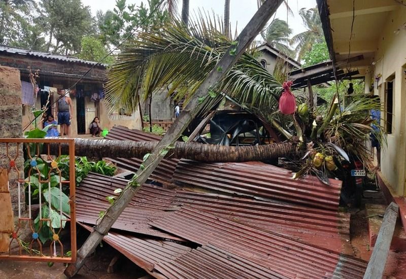 করোনাকালে প্রাকৃতিক দুর্যোগ মোকাবিলায় গুজরাটেরর মুখ্যমন্ত্রী বিজয় রুপানি এদিন একটি উচ্চ পর্যায়ের বৈঠক করেন। উপকূলবর্তী ১৪টি জেলার পরিস্থিতি খতিয়ে দেখেন তিনি। ঘূর্ণী ঝড় আছড়ে পড়ার পর থেকেই প্রবল বৃষ্টি শুরু হয়েছে। পুরো পরিস্থিতি নিয়ে পর্যালোচনা করেন তিনি।