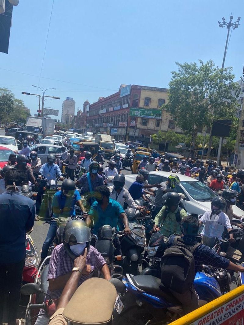 இ-பதிவு இல்லாத வாகனங்களை சோதனை செய்வதற்காக நிறுத்தப்படுவதால் சென்னை முழுவதும் கடும் போக்குவரத்து நெரிசல் ஏற்பட்டுள்ளது. இதனால் கடும் வெயிலில் பொதுமக்கள் அவதிக்கு ஆளாகியுள்ளனர். 