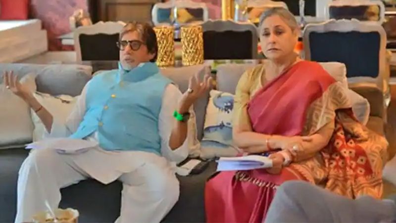 बता दें कि मुंबई में अमिताभ बच्चन के पास 3 आलीशान बंगले हैं। अमिताभ फिलहाल जिस बंगले में रहते हैं, उसका नाम ‘जलसा’है। यह 10,125 स्क्वायर फीट में फैला हुआ है। इसके अलावा उनका एक और बंगला 'प्रतीक्षा' है और ये भी जुहू में स्थित है। उनका तीसरा बंगला ‘जनक’ है, जिसे वो ऑफिस की तरह इस्तेमाल करते हैं। 