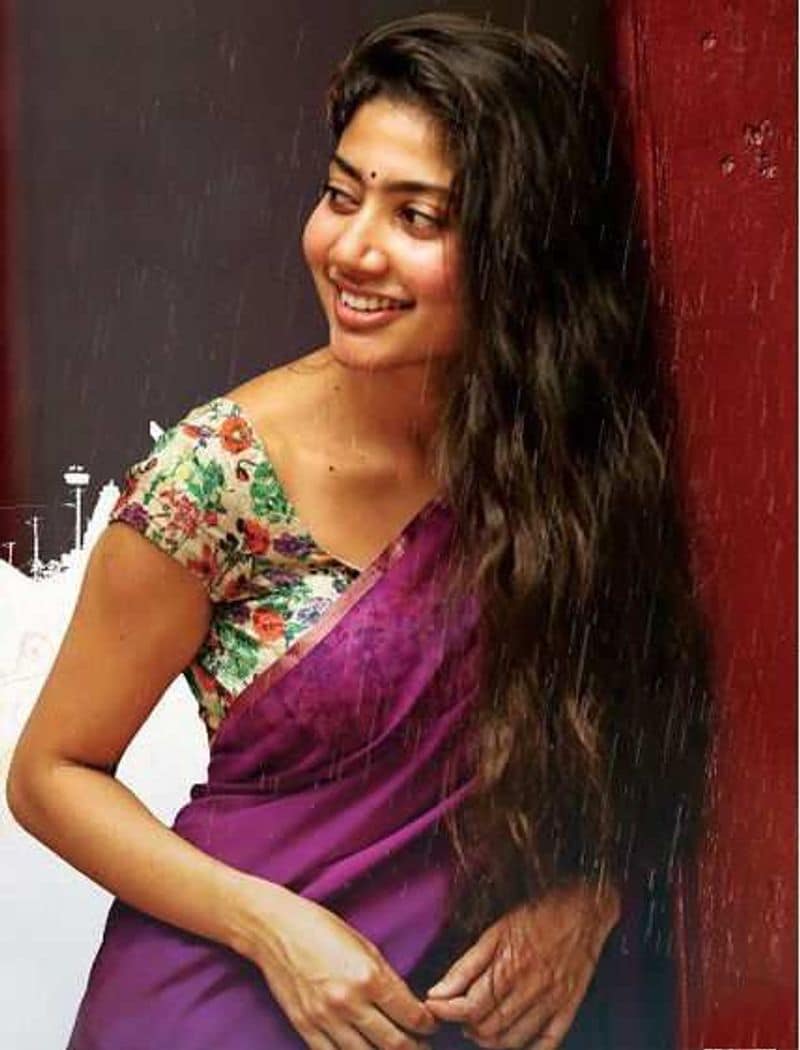 `ఫిదా` సినిమాలు సాయిపల్లవిని చూసి పడిపోయిన జనాలెంతో మంది. అందులో హాఫ్ శారీలో సాయిపల్లవి చేసిన అల్లరి, పెట్టిన గిలిగింతలు సినీ జనాలను మెస్మరైజ్ చేశాయి. వాయిలెట్ కలర్ ఓణీలో ఫిదా చేసిందీ ఈ భామ.