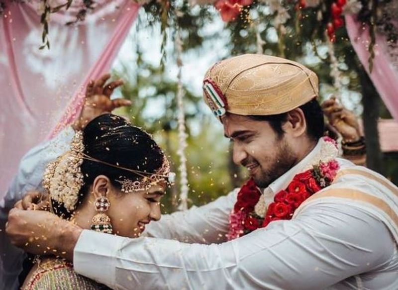 விஜய் டிவி தொலைக்காட்சியில் ஒளிபரப்பாகி வரும், மற்ற சீரியல்களை டி.ஆர்.பி-யில் அடித்து நொறுக்கி கெத்து காட்டி வருகிறது 'பாண்டியன் ஸ்டோர்'. அண்ணன் தம்பிகளின் பாசமான நினைவுகளை மனதில் பதித்துள்ள இந்த சீரியலில் நடித்த நடிகை ஒருவருக்கு திருமணம் நடந்து முடிந்துள்ளது.