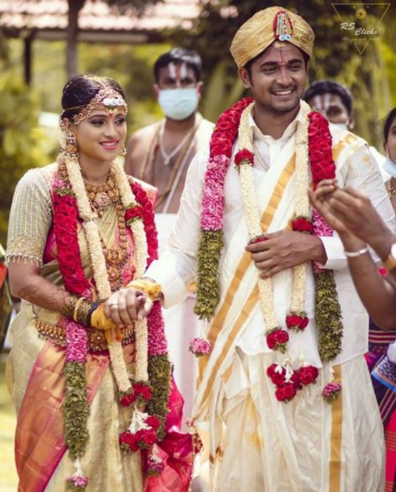 இதை தொடர்ந்து, இந்த காதல் ஜோடிகளின் திருமணம், கடந்த வெள்ளிக்கிழமை கொரோனா பாதுகாப்பு நடவடிக்கைகளுக்கு மத்தியில், நண்பர்கள் மற்றும் உறவினர்கள் மத்தியில் நடந்தது. இதை தொடர்ந்து, இவர்களது திருமண புகைப்படத்தை கவிதா கவுடா வெளியிட ரசிகர்கள் தொடர்ந்து தங்களது வாழ்த்துக்களை தெரிவித்து வருகிறார்கள்.