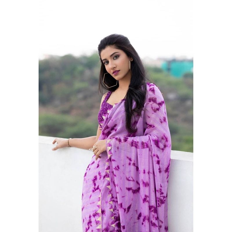ఆ మధ్య పొట్టి షార్ట్స్, లోదుస్తులు కనిపించేలా టాప్ ధరించి భీభత్సం చేసింది. ట్రెండు మార్చి తెగించి చేసిన ఆ ఫోటో షూట్ ఫ్యాన్స్ కి షాక్ ఇచ్చింది.