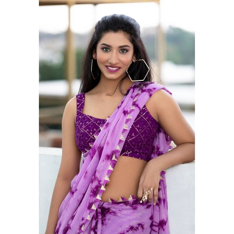 ఇక పలుచనైన విష్ణు ప్రియ పైట కొంగు పెరగాలికి పక్కకు పోతుండగా నడుము అందాలు కవ్విస్తున్నాయి. శారీలో విష్ణు ప్రియ హాట్నెస్ చెమటలు పట్టిస్తుంది.