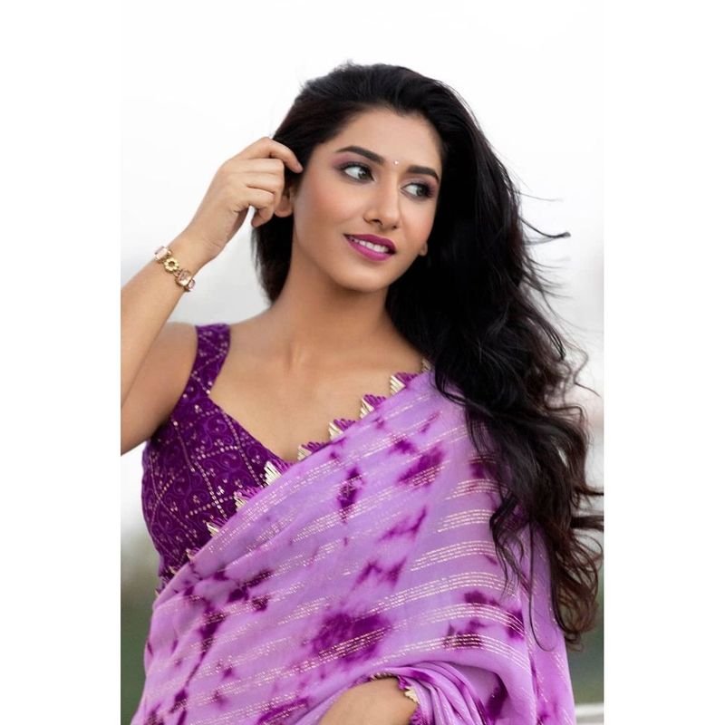 తాజాగా పర్ఫుల్ కలర్ శారీ, జాకెట్ లో నాటీ ఫోజులిచ్చింది. మ్యాచింగ్ లిప్స్టిక్, హెవీ హియర్ రింగ్స్ ఆమె అందాలు రెట్టింపు చేశాయి.