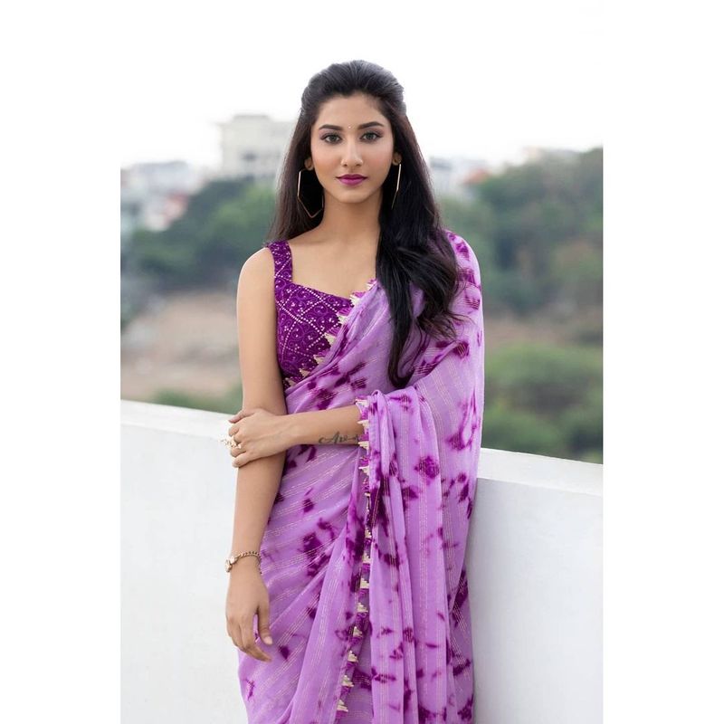 ఐతే యూట్యూబర్ గా కెరీర్ ప్రారంభించిన విష్ణు ప్రియ ఎంతో కొంత క్రేజ్, ఫేమ్ ఐతే తెచ్చుకున్నారు. ఎవరి కెరీర్ ఎలా మలుపు తిరుగుతుందో చెప్పలేము కాబట్టి, విష్ణు ప్రియ హీరోయిన్ గా ఎదిగే అవకాశాలను కొట్టి పారేయలేము.