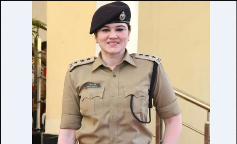 कांस्टेबल की इस दरियादिली को सोशल मीडिया पर हर कोई सलाम कर रहा है। आईपीएस ऑफिसर अंकिता शर्मा ने भी तस्वीरों को शयेर करते हुए पुलिसकर्मी की तारीफ में लिखा, ‘मुझे गर्व है के मैं इस service से हूं, जिसके इतने नेक दिल सिपाही और जवान हैं।’
