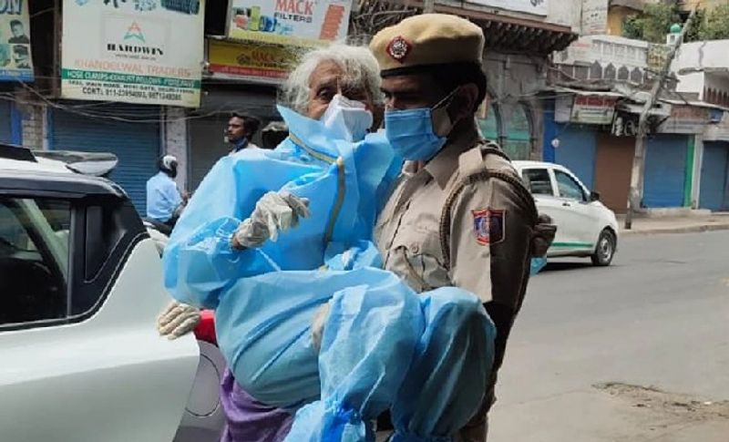 बता दें कि दिल्ली पुलिस के जवान कुलदीप सिंह अक्सर परेशानी में फंसे ऐसे लोगों की मदद करते रहते हैं। उन्होंने कहा कि जो लोग अकेले और दिक्कत में होते हैं उनको में अपना परिवार का हिस्सा मानता हूं। इसलिए इन लोगों की मदद करने में पीछा नहीं हटता हूं। ऐसा करके मुझे अपने आप पर गर्व होता है।
एएनआई के ट्वीट के के बाद सिपाही की इन तस्वीरों को अब तक 7 हजार से ज्यादा लाइक्स और 700 से ज्यादा रि-ट्वीट्स मिल चुके हैं। जिसमें लोग पुलिसकर्मी की खूब तारीफ कर रहे हैं।
