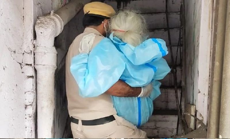 बुजुर्ग महिला को देख कांस्टेबल कुलदीप सिंह ने उनके पास पहुंचे और कहा अम्मा में आपको वैक्सीन लगवाने ले चलता हूं। फिर क्या था कांस्टेबल ने उन्हें गोद में उठाया और वैक्सीनेशन सेंटर तक पहुंचाया। बता दें कि बुजुर्ग महिला एक सेवानिवृत्त अंग्रेजी शिक्षक हैं और कश्मीरी गेट इलाके में रहती हैं।