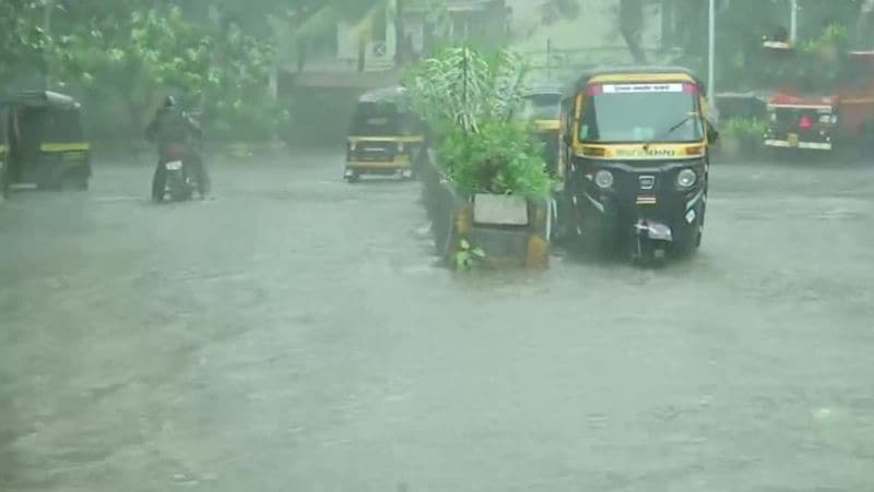 ২৫ তারিখ সন্ধ্যাবেলার পর থেকে পশ্চিমবঙ্গের উপকূলের জেলাগুলিতে হালাকা থেকে মাঝারি বৃষ্টি এবং ২৫ তারিখের পর বৃষ্টির পরিমাণ বাড়বে।