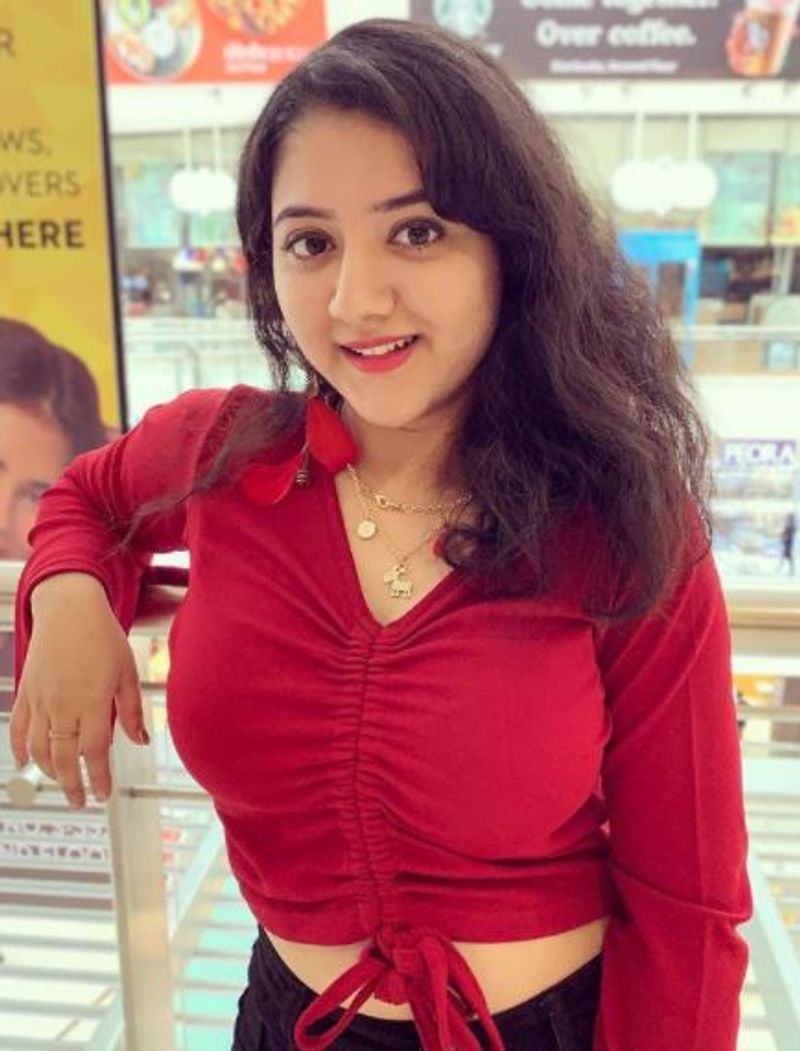 
சூர்யா, ஜோதிகா நடிப்பில் வெளியான "சில்லுனு ஒரு காதல்" படத்தில் அவர்களுக்கு மகளாக நடித்த ஸ்ரேயா ஷர்மாவை நியாபகம் இருக்கா?, அவங்க தான் இப்போ களம் இறங்கியிருக்குற புது போட்டியாளர். குழந்தை நட்சத்திரமாவே இருந்தாலும் "சில்லுனு ஒரு காதல்" படத்தில் ஸ்ரேயா ஷர்மாவின் அசத்தல் நடிப்பு அனைவரையும் கவர்ந்தது. 