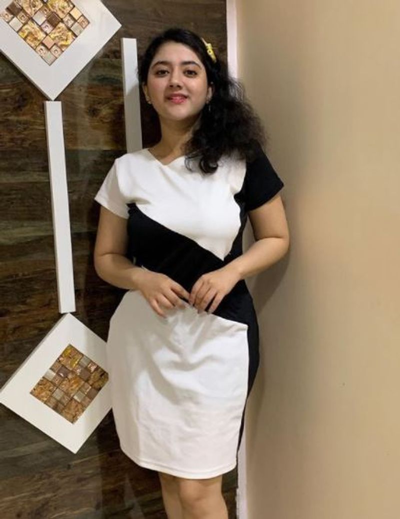 
சமீபத்தில் ஸ்ரேயா ஷர்மா வெளியிட்ட அதிரிபுதிரி கவர்ச்சி புகைப்படங்களைப் பார்த்த நெட்டிசன்கள் அதிர்ச்சியில் ஆழ்த்துள்ளனர். 