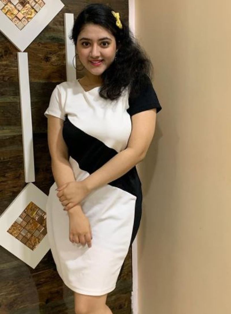 
லாக்டவுன் நேரத்தில் கொஞ்சமாக உடல் எடை கூடி கொழுக், மொழுக் என மாறியுள்ள ஸ்ரேயா சர்மா இஷ்டத்துக்கு கவர்ச்சி கிளிக்ஸை தட்டிவிட்டு வருகிறார். 
