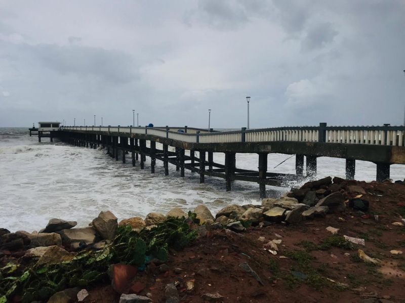 കപ്പലടുത്താല് പിന്നെ കരയില് ആഘോഷമാണ്. ചരക്കിറക്കാനെത്തുന്ന കപ്പില് നിന്ന് ചരക്കിറക്കുന്നതിനായി നാല് വലിയ ക്രൈയിനുകളും ഇവിടെ ഉണ്ടായിരുന്നു. കപ്പലില് നിന്ന് ഇറക്കുന്ന ചരക്കുകള് കടല്പ്പാലത്തിലെ ഇരുമ്പ് റീലുകളില് ഓടുന്ന ട്രക്കുകളില് എടുത്ത് വയ്ക്കുന്നത് ഈ ക്രൈയിനുകള് ഉപയോഗിച്ചായിരുന്നു.