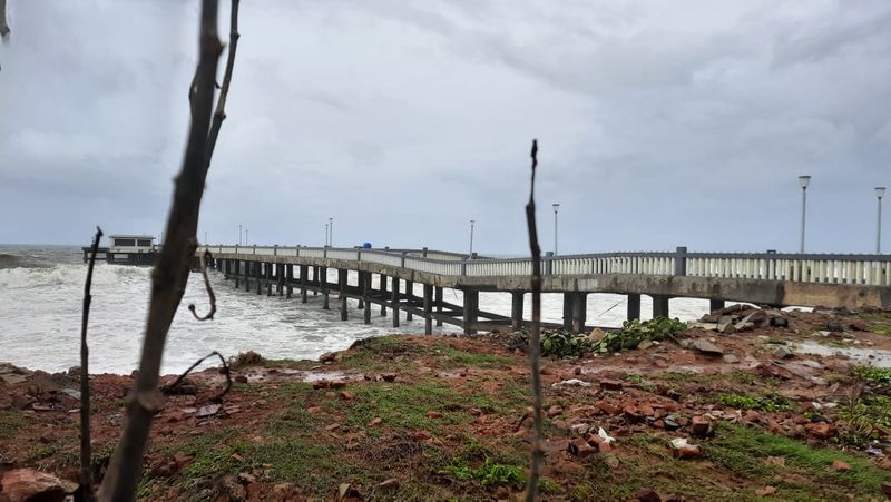 അറ്റകുറ്റപണികള് നടത്തുന്നതിനിടെ പാലത്തിലുണ്ടായിരുന്ന റെയില്വെ പാളം പോലെയുണ്ടായിരുന്ന ഇരുമ്പ് റീലുകള് പിഴുത് മാറ്റപ്പെട്ടു. ഇതാടെ മൂന്ന് ഭാഗങ്ങളായി കടലിലേക്ക് തള്ളി നില്ക്കുന്ന പാലത്തിന്റെ പ്രധാന ബലം നഷ്ടമാപ്പെട്ടു.