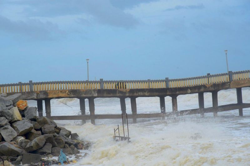 നാളെ മദര്ഷിപ്പുകളില് നിന്നുള്ള സൈറണ് വിഴിഞ്ഞം പോര്ട്ടില് നിന്നുയരുമ്പോള്, ട്രോളിയുന്തിയും തലചുമടായും അരിയും ഗോതമ്പും ഇറക്കിയിരുന്ന കപ്പല്പാലം പതുക്കെ പുതുക്കെ ആളുകളുടെ ശ്രദ്ധയില് നിന്ന് മാഞ്ഞ് ഒടുക്കം അതും കടലിനോട് ചേരും. അങ്ങനെ ഒരു ദേശചിഹ്നം കൂടി അപ്രത്യക്ഷമാകും.