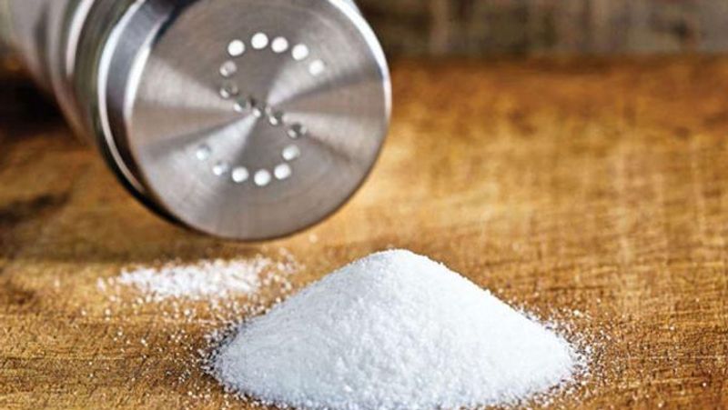 नमक का सेवन कम करें
WHO के द्वारा जारी की गाईडलाइन्स में कोविड-19 के खिलाफ खाने-पीने की चीजों को लेकर कहा गया कि जरूरत से ज्यादा नमक खाना स्वास्थ्य के लिए हानिकारक होता है। ऐसे में उसे 5 ग्राम तक ही नमक का सेवन करना चाहिए। अपनी डाइट में अनसैचुरेटेड फैट की चीजें भी शामिल करें। 