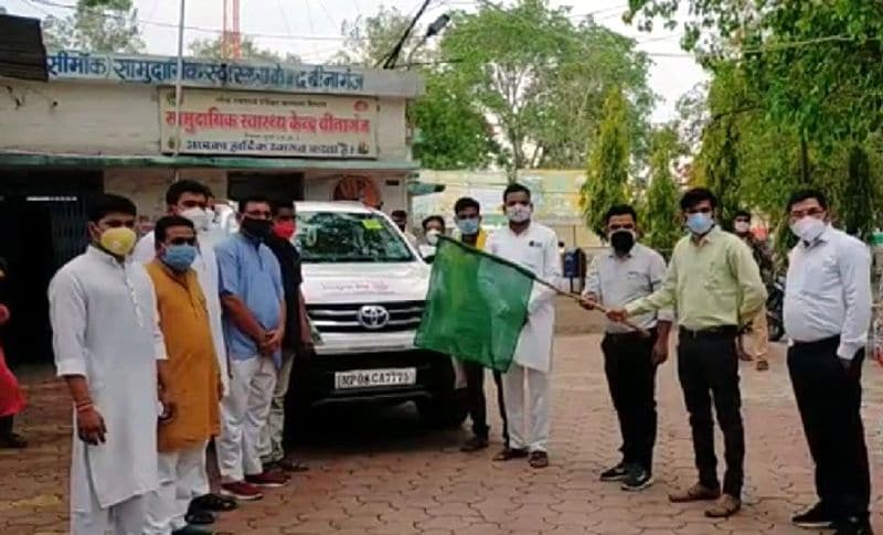 जिला प्रशासन भी जब ग्रामीणों के लिए एंबुलेंस की व्यवस्था करने में नाकाम रहा तो इलाके के लोगों के लिए कांग्रेस के विधायक खुद ही मैदान में कूद पड़े। उन्होंने कहा कोई बात नहीं मेरी गाड़ी किस दिन काम आएगी। उन्होंने अपनी कार की चाबी स्वास्थ्य विभाग को दे दी। कुछ देर बाद ही उनकी फॉरचूनर कार को एंबुलेंस के रूप में उपयोग भी शुरू कर दिया गया।
