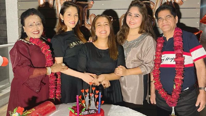 नेहा के पति रोहनप्रीत सिंह ने भी अपने सोशल मीडिया पर सास-ससुर को बधार् देते हुए कक्कड़ फैमिली फोटोज शेयर की और बधाई दी। रोहनप्रीत ने लिखा- हैप्पी एनिवर्सरी मम्मा जी पापा जी! आप हमेशा साथ रहें, खुश रहें और हेल्दी रहें।