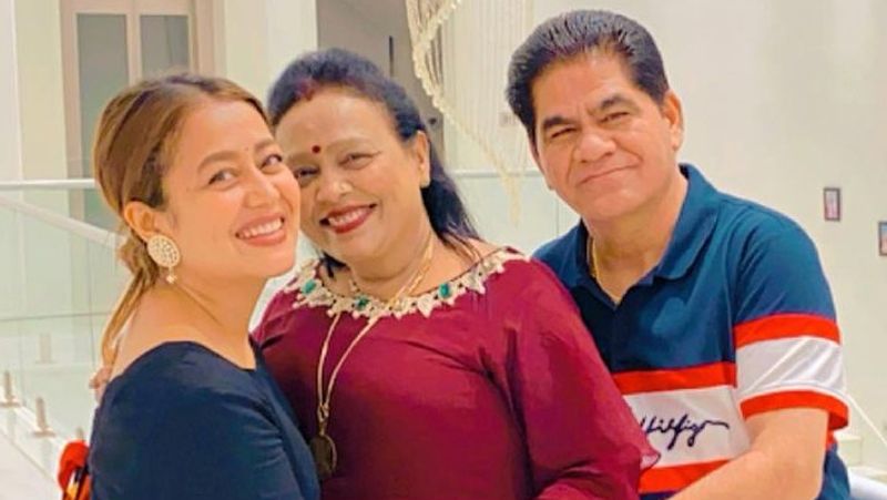 वे अपने गाने को लेकर लगातार सोशल मीडिया पर प्रमोशन कर रही थी और फोटोज-वीडियोज शेयर कर रही थी। उन्होंने इंडियन आइडल से ब्रेक लेकर गाने का प्रमोशन किया। बता दें कि नेहा ने अपना ये नया गाना रोहनप्रीत के साथ गाया है। 