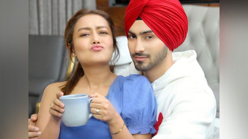 नेहा अपनी मैरिड लाइफ जमकर एन्जॉय करती है। काम से फुर्सत मिलते ही वे पति रोहनप्रीत के साथ घूमने निकल जाती है। वहीं, वे अपने गाने भी लॉन्च करने में भी पीछे नहीं रहती है।
