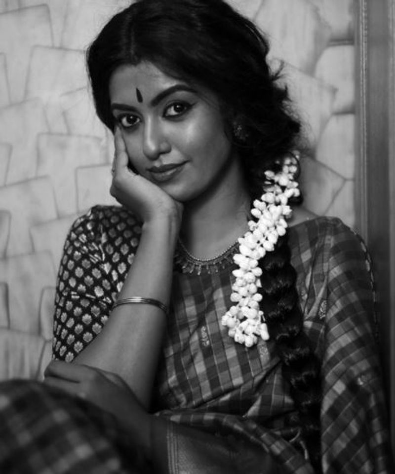 கன்னத்தில் கை வைத்து அமர்ந்திருக்கும் சிலையாக 