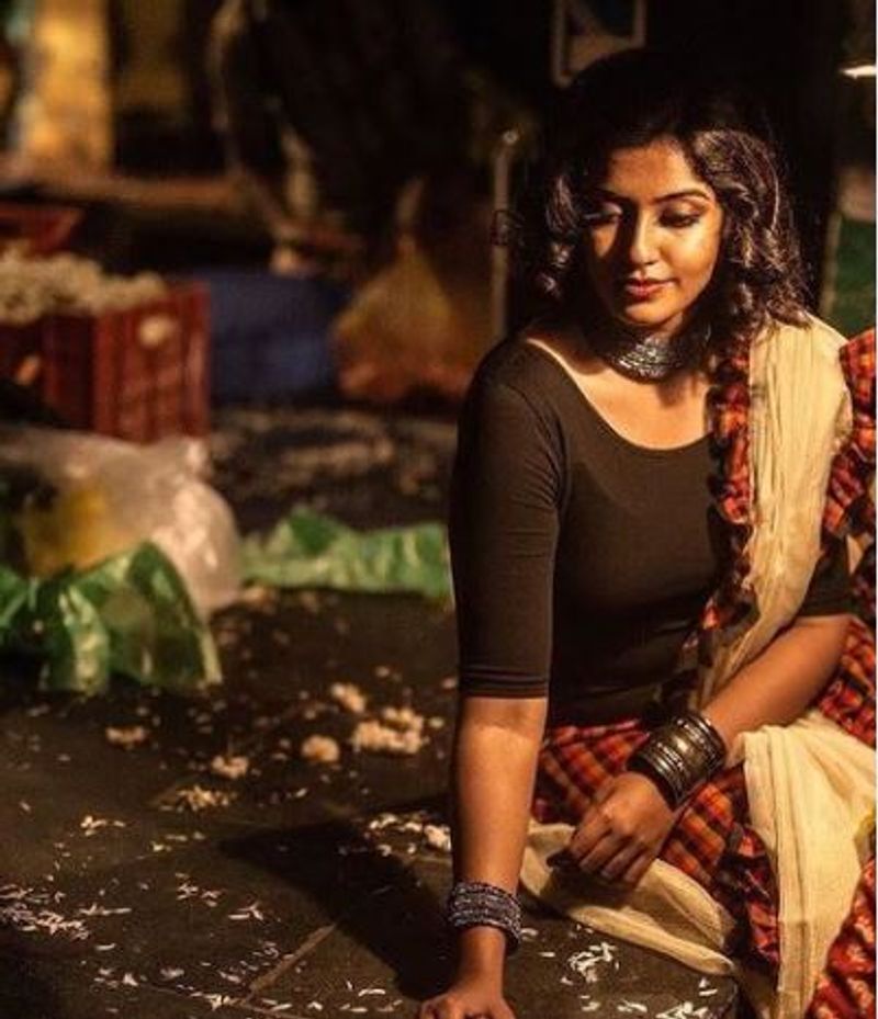 தன்னந்தனியாக அமர்ந்திருக்கும் கருப்பு அழகி 