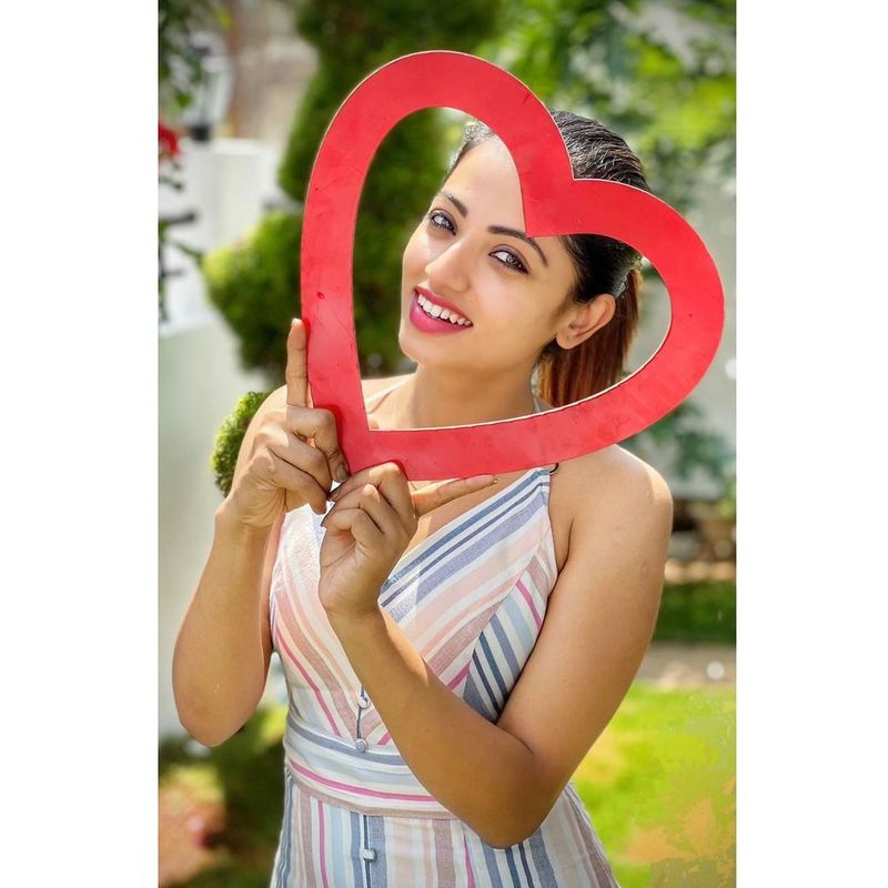 నవ్య స్వామి గతంలో ఓ వ్యక్తితో రిలేషన్ లో ఉన్నట్లు, తరువాత కొన్ని కారణాల చేత బ్రేకప్ అయినట్లు స్వయంగా ఒప్పుకుంది.