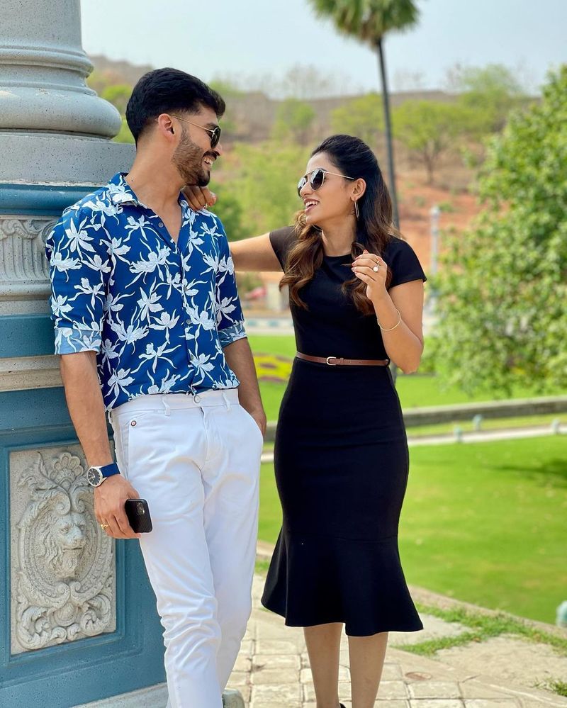 తాజాగా ఓ నెటిజన్ కామెంట్ వీరి ఎఫైర్ పై వార్తలు వెలువడేలా చేసింది. నవ్య స్వామి తన ఇంస్టాగ్రామ్ లో ఓ పోస్ట్ పెట్టారు. మానసిక శాంతి తన్ను ఆకట్టుకుంటే లక్షణం.. దానితో నన్ను ఆకర్షించడానికి ప్రయత్నించండి.. అంటూ కామెంట్ పెట్టారు.