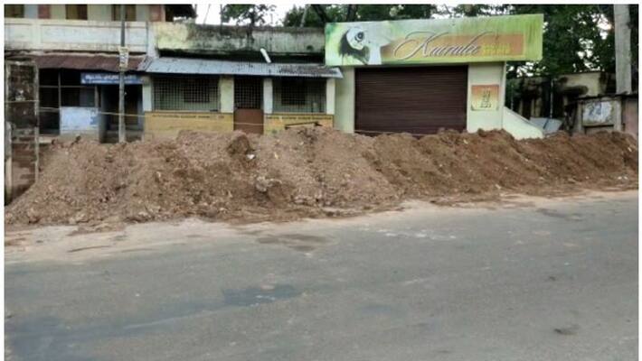 kerala police blocked kerala Tamil Nadu road kerala police blocked kerala Tamil Nadu road