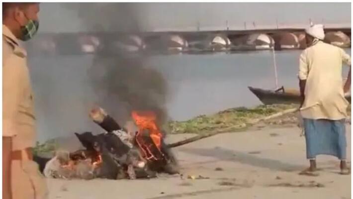 Body cremated using petrol, tyres on Ballia ghat, 5 cops suspended Body cremated using petrol, tyres on Ballia ghat, 5 cops suspended