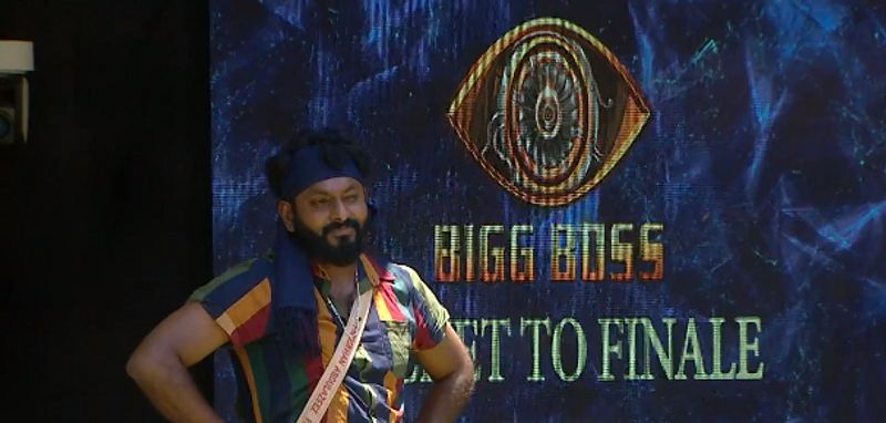 ഷെയറിംഗ് കെയറിംഗ് എന്ന ആദ്യത്തെ ടാസ്കില് ഏറ്റവും കുറവ് പോയന്റ് ലഭിച്ചത് കിടിലൻ ഫിറോസിന് ആയിരുന്നു. ആദ്യത്തെ ടാസ്കില് നിന്ന് ഒന്നും രണ്ടാമത്തെ സൈക്കിള് ടാസ്കില് നിന്ന് ഒന്നും എന്ന രീതിയില് രണ്ട് പോയന്റ് ലഭിച്ചു.