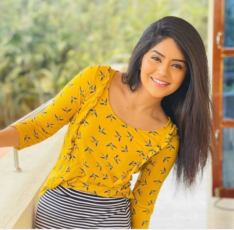 ತ್ರಿಬ್ಬಲ್ ರೈಡಿಂಗ್ ಸಿನಿಮಾದ ಒಂದು ಫನ್ನಿ ಮೊಮೆಂಟ್ ಹೇಳಬಹುದಾ? : ತ್ರಿಬ್ಬಲ್ ರೈಡಿಂಗ್ ಟೀಮ್ ಸಕತ್ ಸಪೋರ್ಟಿವ್. ನಿರ್ದೇಶಕರೂ ಫ್ರೆಂಡ್ಲಿ ಆಗಿದ್ರು. ಕೊರೋನಾ ಅಲೆ ತಗ್ಗಿದ್ರೂ, ಅದರ ಹವಾ ಇನ್ನೂ ಇದ್ದ ಟೈಮು. ನನಗೆ ಕೆಮ್ಮು, ನೆಗಡಿ ಇತ್ತು. ಗಣೇಶ್ ಅವರನ್ನು ಹಗ್ ಮಾಡೋ ಸೀನ್ ಇತ್ತು. ಆ ಅನಾರೋಗ್ಯದಲ್ಲೇ ಆಕ್ಟ್ ಮಾಡಿದ್ದೆ. ಮರುದಿನ ನೋಡಿದ್ರೆ ಅವರಿಗೂ ನೆಗಡಿ, ಕೆಮ್ಮು. ಅದನ್ನು ಇಡೀ ಸೆಟ್ನಲ್ಲಿ ಹೇಳ್ಕೊಂಡು ಓಡಾಡ್ತಾ ನಗಿಸ್ತಿದ್ರು ಗಣೇಶ್.