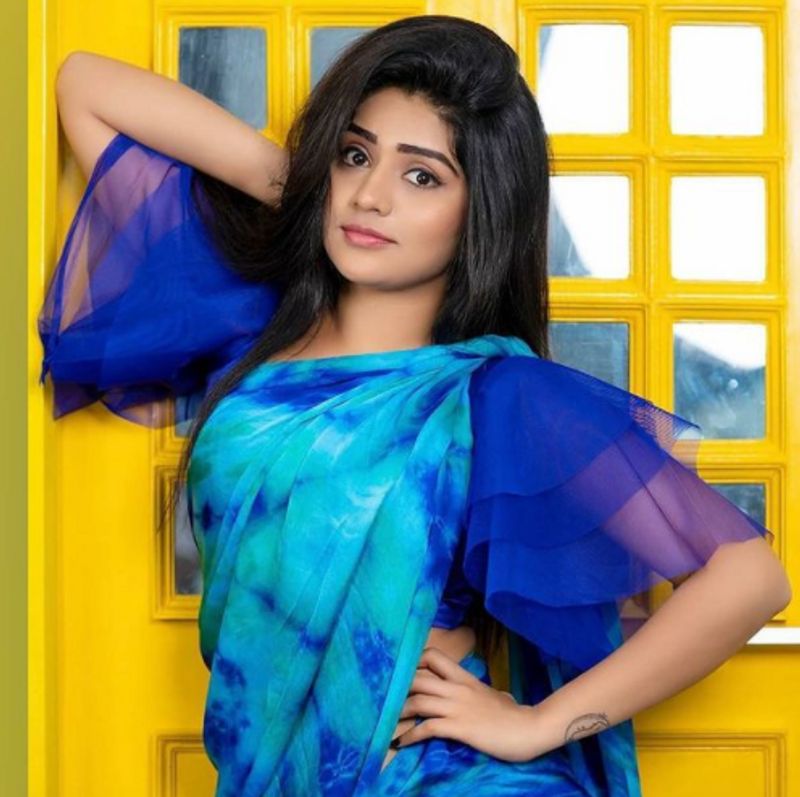 ನಿಮ್ಮ ಜೊತೆ ಜೊತೆಯಲಿ ಧಾರಾವಾಹಿ ಕತೆ ಏನಾಗ್ತಿದೆ?: ಈ ಲಾಕ್ಡೌನ್ ಮುಗಿಯೋವರೆಗೆ ಬ್ಯಾಂಕಿಂಗ್ ಇದೆ. ಆಮೇಲೂ ಮುಂದುವರಿದರೆ ರಿಪೀಟ್ ಟೆಲಿಕಾಸ್ಟ್ ಅನಿವಾರ್ಯ. ಇನ್ನು ನಮ್ಮ ಈ ಸೀರಿಯಲ್ ಅಭಿಮಾನಿಗಳ ವಿಚಾರಕ್ಕೆ ಬಂದ್ರೆ ಅವರಿಗೆ ಅನು, ಆರ್ಯ ದೂರ ಆಗೋದು ಇಷ್ಟಾನೇ ಆಗಲ್ಲ.ಅವ್ರಿಬ್ರನ್ನು ಒಂದು ಮಾಡಿಸಿ ಅಂತ ಡಿಮ್ಯಾಂಡ್ ಮಾಡ್ತಾರೆ. ಅದು ಅವರ ಪ್ರೀತಿ ತೋರಿಸುತ್ತೆ.