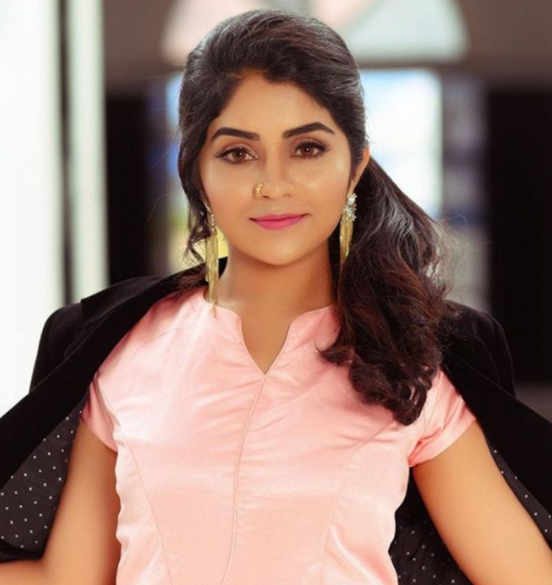ಯಾವ ಸಿನಿಮಾ ನೋಡಿದ್ರಿ? : ಇವತ್ತು ನೋಡಿದ್ದು ಸಿನಿಮಾ ಬಂಡಿ ಅಂತ. ತೆಲುಗು ಭಾಷೆಯದ್ದು. ಪರ್ಫಾಮೆನ್ಸ್ ಜೊತೆಗೆ ಕತೆಯನ್ನು ಟ್ರೀಟ್ಮಾಡಿದ ರೀತಿ ಇಷ್ಟ ಆಯ್ತು.