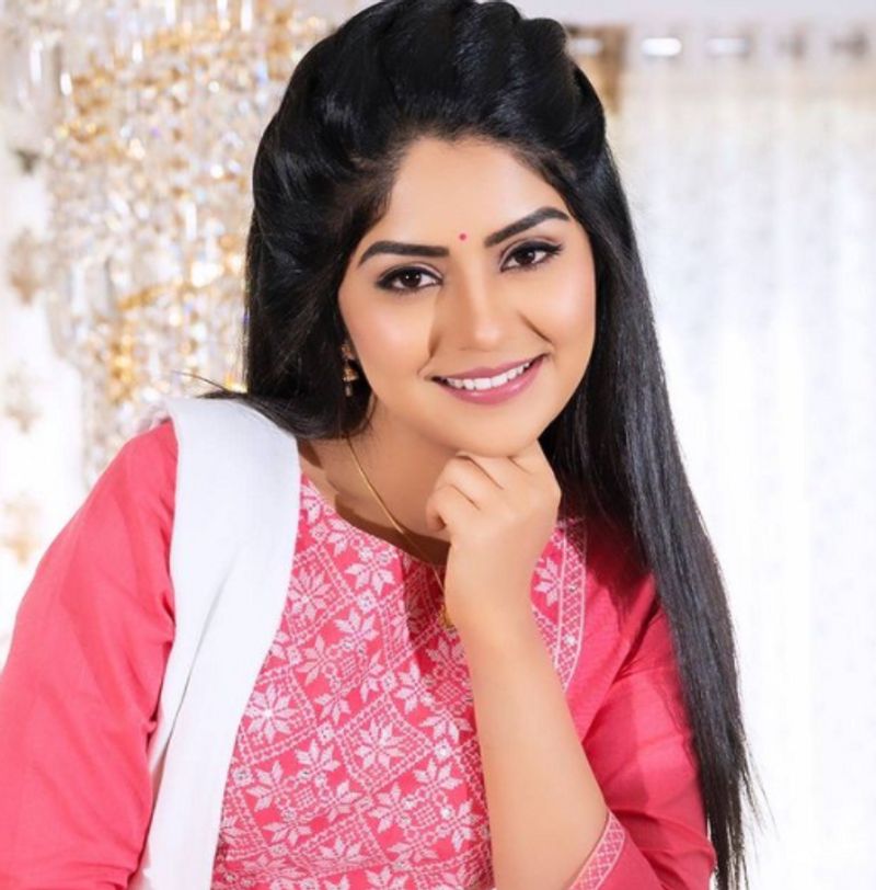 ಹೊಸ ಸಿನಿಮಾ ಒಪ್ಕೊಂಡಿದ್ದೀರಾ?: ಇಲ್ಲ, ತುಂಬ ಆಫರ್ಗಳು ಬಂದಿವೆ. ಇನ್ನೂ ಯಾವುದನ್ನೂ ಓಕೆ ಮಾಡಿಲ್ಲ. ತ್ರಿಬ್ಬಲ್ ರೈಡಿಂಗ್ ಸಿನಿಮಾದ ಒಂದು ಹಾಡಿನ ಶೂಟಿಂಗ್ ವಿದೇಶದಲ್ಲಿ ಆಗ್ಬೇಕಿತ್ತು. ಅದು ಬಾಕಿ ಇದೆ. ಡಬ್ಬಿಂಗ್ ಮುಗಿಯಬೇಕಿದೆ. ಆಮೇಲೆ ಒಳ್ಳೆ ಸಿನಿಮಾ ಸಿಕ್ಕರೆ ನಟಿಸಲು ರೆಡಿ