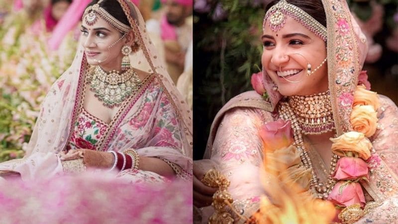संजना और अनुष्का का वेडिंग लुक
सिर्फ अथिया और राहुल ही नहीं बल्कि भारतीय टीम के तेज गेंदबाज जसप्रीत बुमराह की वाइफ ने भी अपनी शादी में भी अनुष्का की तरह ही लहंगा पहना था। दोनों ने अपनी शादी नें सब्यसाची का बेबी पिंक कलर का लहंगा पहना था।
